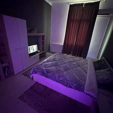 Economic Low Buget Downtown Studio Tiny Home On Street Piata Amzei บูคาเรสต์ ภายนอก รูปภาพ