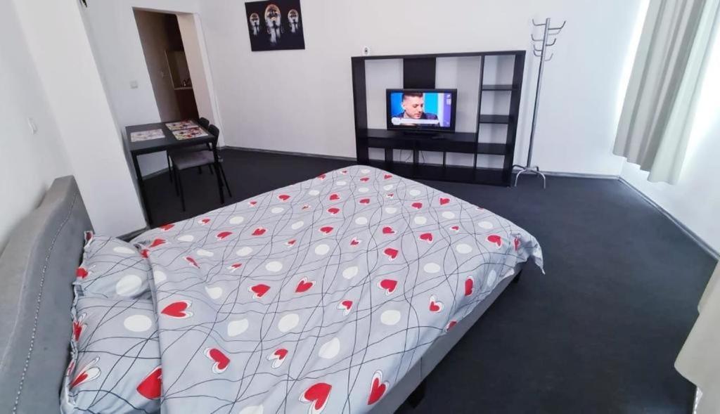 Economic Low Buget Downtown Studio Tiny Home On Street Piata Amzei บูคาเรสต์ ภายนอก รูปภาพ