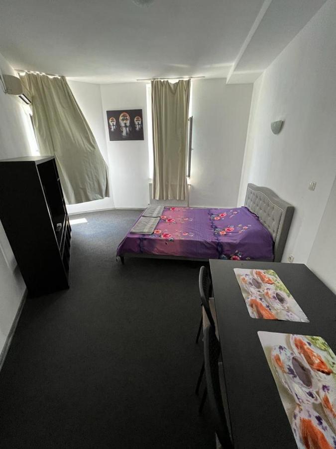 Economic Low Buget Downtown Studio Tiny Home On Street Piata Amzei บูคาเรสต์ ภายนอก รูปภาพ