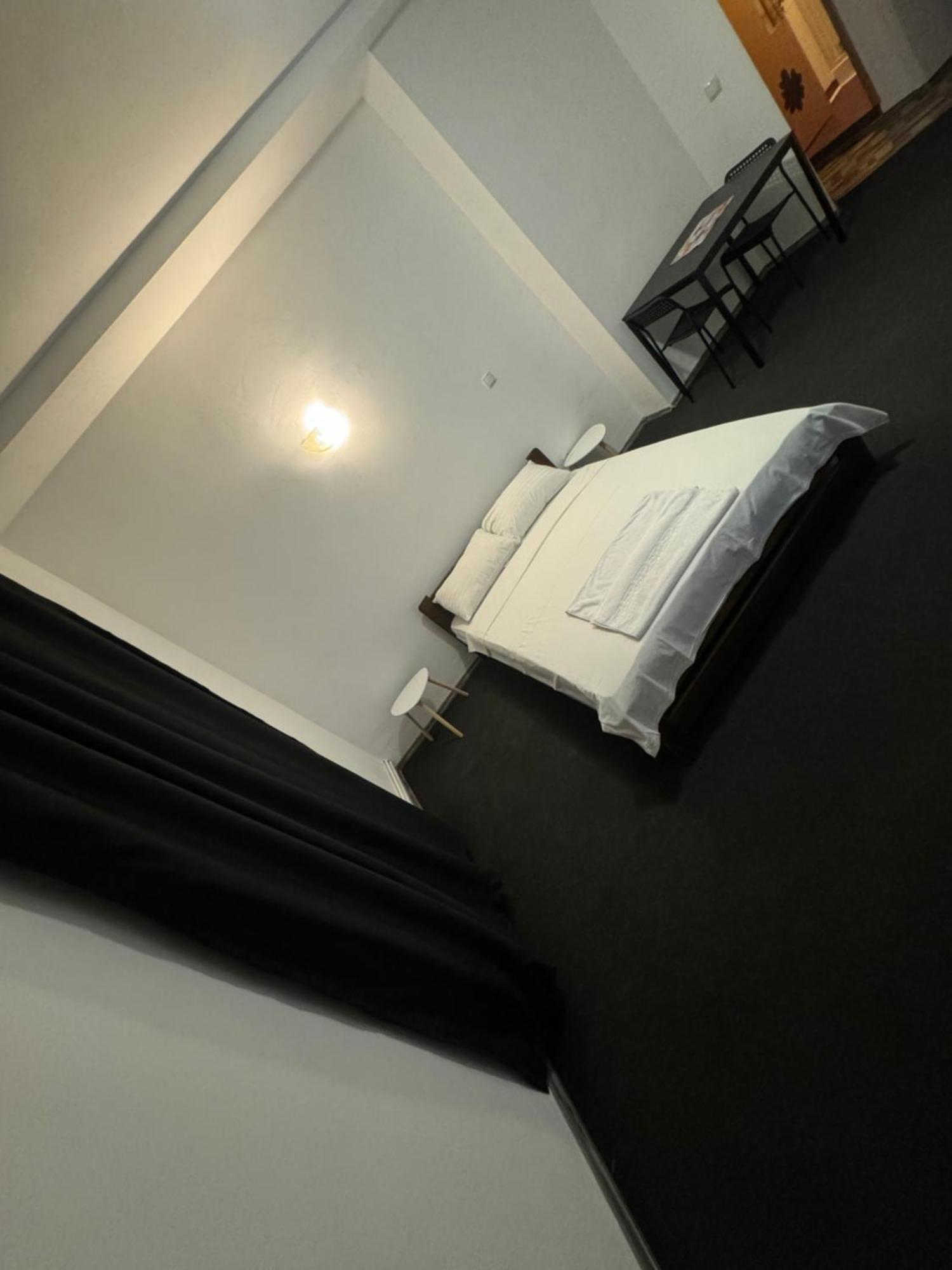 Economic Low Buget Downtown Studio Tiny Home On Street Piata Amzei บูคาเรสต์ ภายนอก รูปภาพ