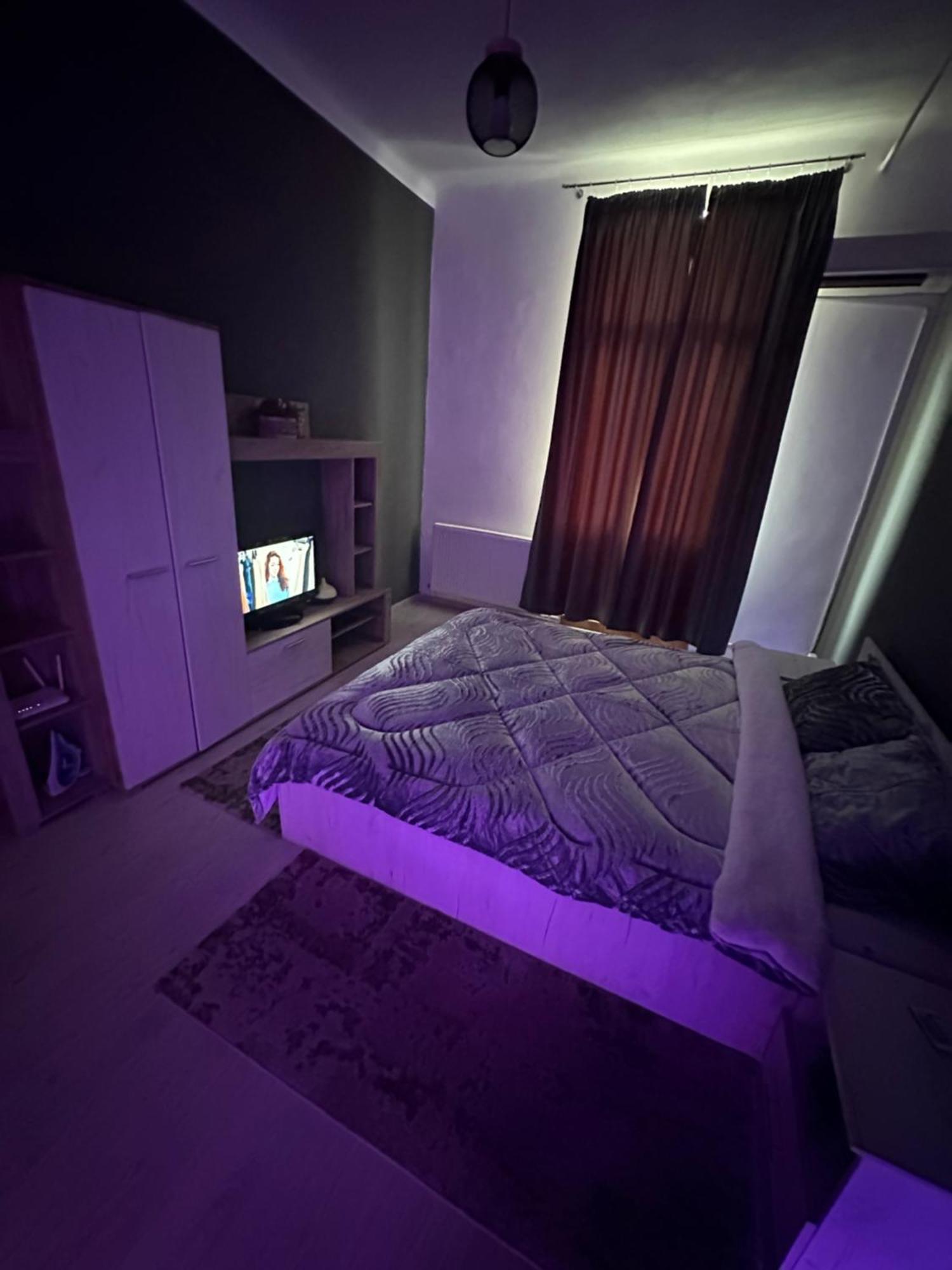 Economic Low Buget Downtown Studio Tiny Home On Street Piata Amzei บูคาเรสต์ ภายนอก รูปภาพ