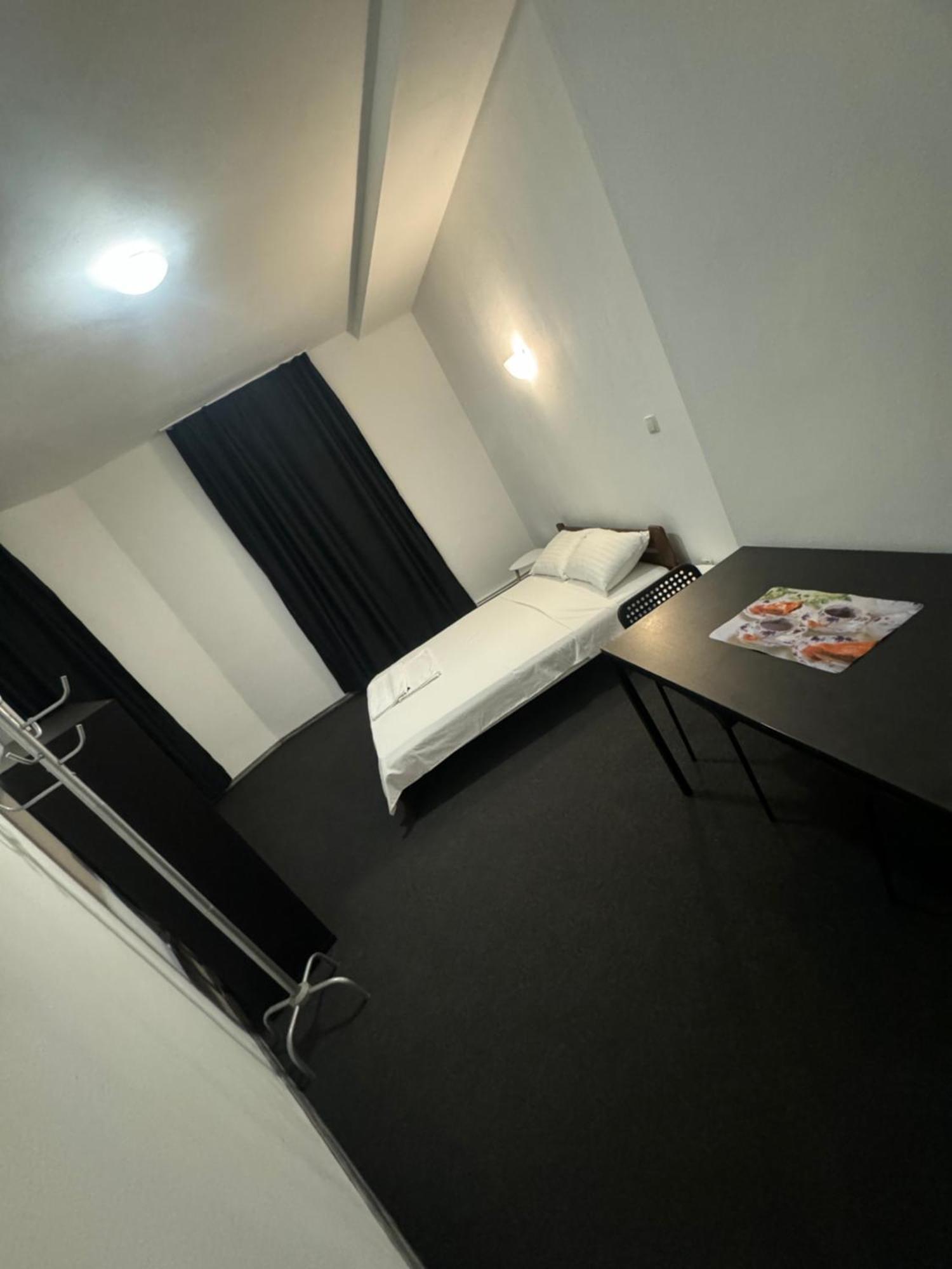 Economic Low Buget Downtown Studio Tiny Home On Street Piata Amzei บูคาเรสต์ ภายนอก รูปภาพ