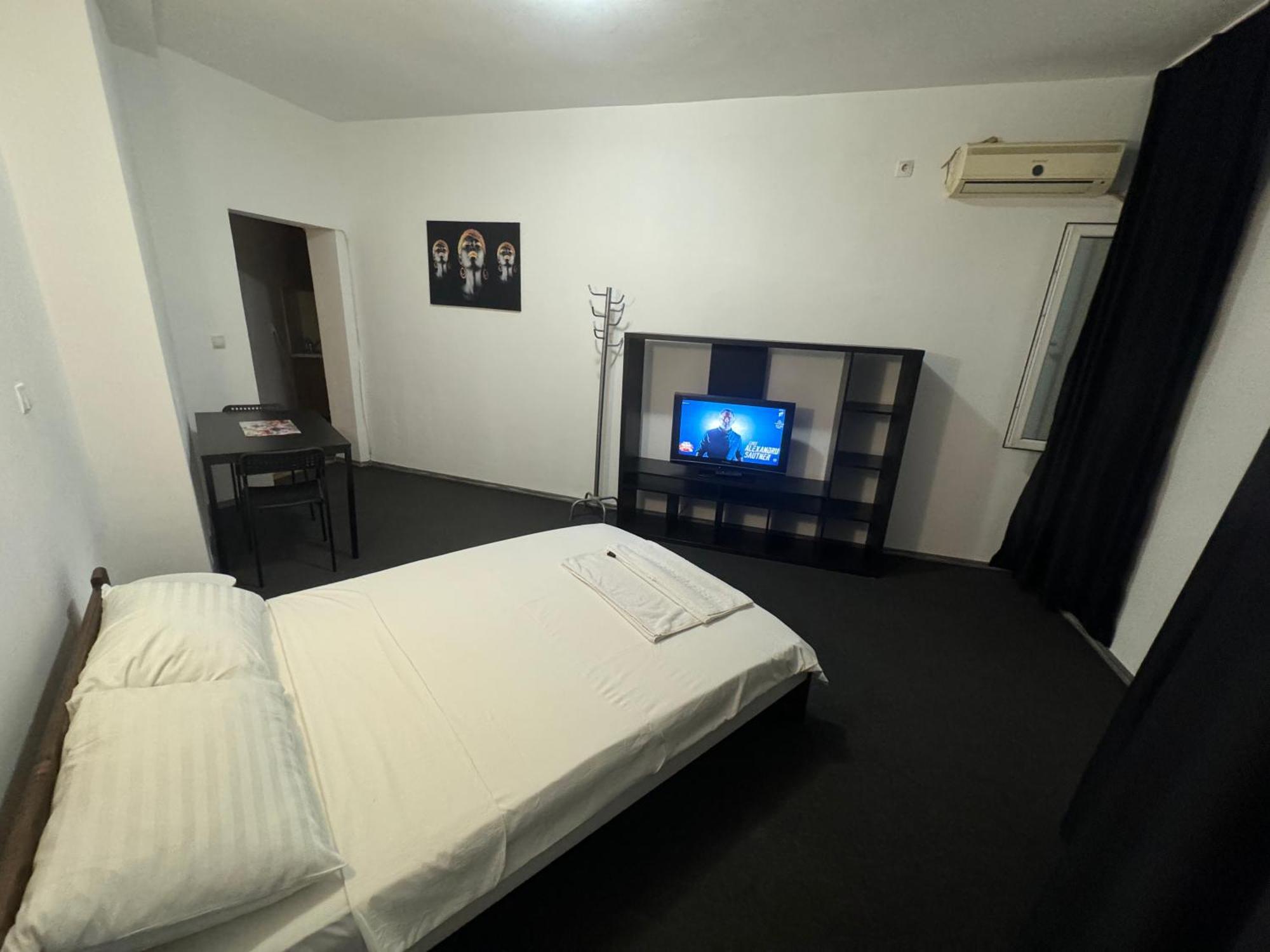 Economic Low Buget Downtown Studio Tiny Home On Street Piata Amzei บูคาเรสต์ ภายนอก รูปภาพ